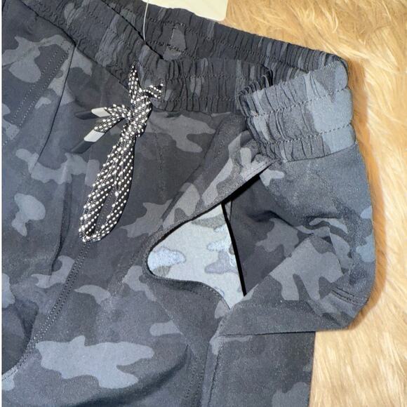 New Fabletics The One Jogger Women's Tonal Camo size M - Picture 4 of 12